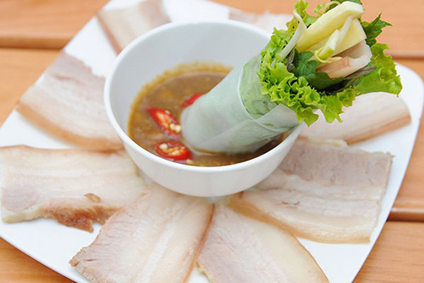 Thịt heo luộc cuốn bánh tráng